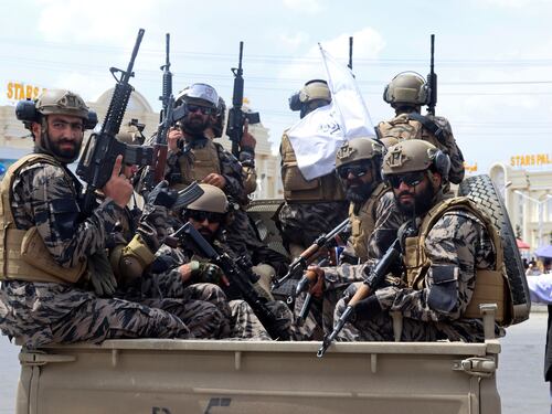 I talebani celebrano la vittoria: "È una lezione per il mondo". Torna l'alter ego di Bin Laden