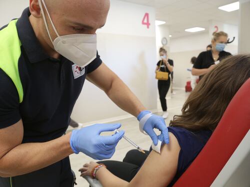 La scorta da 80 milioni di fiale: spunta il piano quarta dose