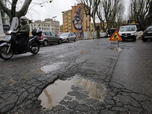 Cade nella buca, Comune nega risarcimento: "Era grande, doveva vederla"
