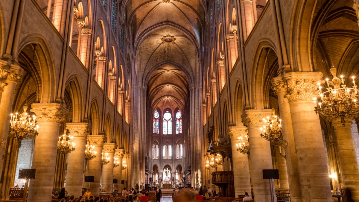Psicosi a Notre Dame: intossicati due fedeli. Profanazione o veleno?