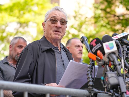 "Vuole distruggere il mondo". L'arringa anti-Trump di Robert De Niro a New York