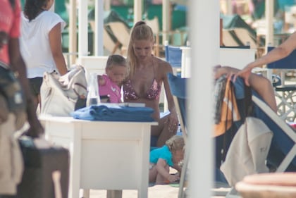 Michelle Hunziker, sexy in spiaggia con le figlie 9