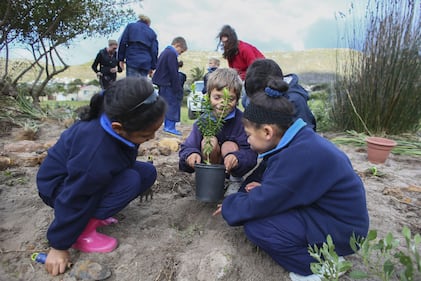 A Cape Town, bambini impegnati in opere socialmente utili per celebrare il compleanno