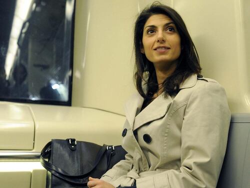 La Raggi piange, Grillo la difende ma rischia ancora di cadere