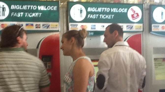 Roma, assalto rom al treno: i pendolari reagiscono