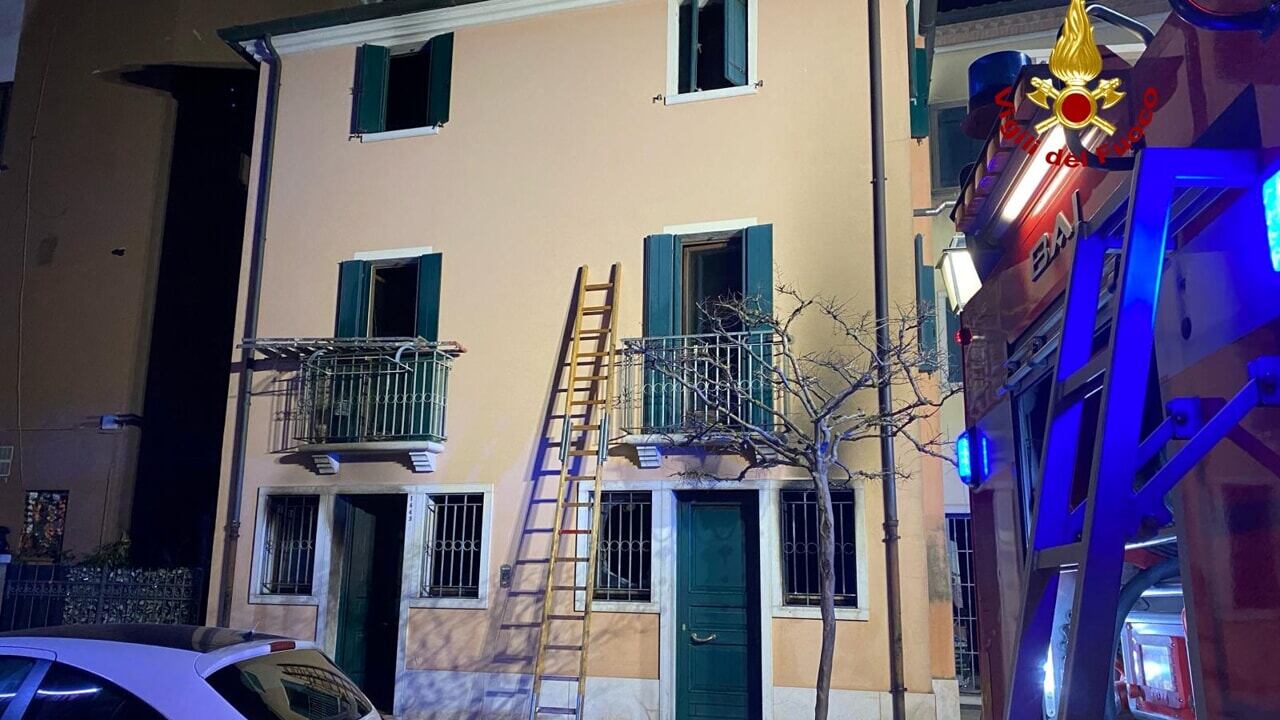 Padre, madre e figlio uccisi dal rogo in casa