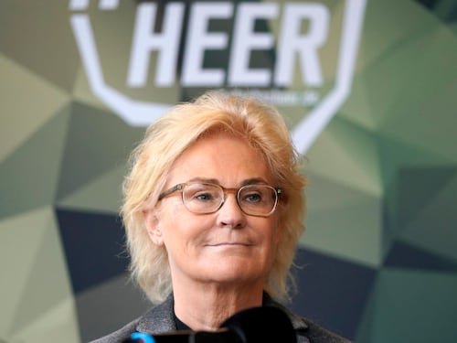 Germania, l'addio della ministra della Difesa. Lambrecht travolta dalle gaffe sull'Ucraina