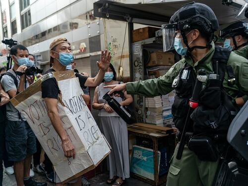 Quasi 300 arresti a Hong Kong nel giorno del voto che non c'è