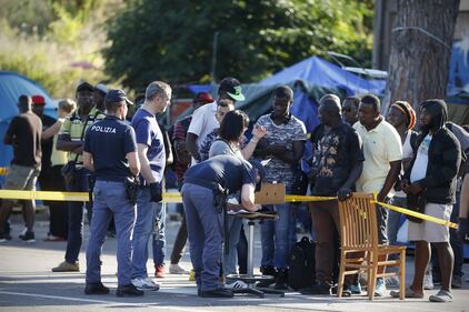 Blitz della polizia nella tendopoli dei migranti alla Stazione Tiburtina 3