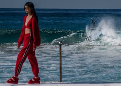 In Australia le modelle sfilano in riva al mare 9
