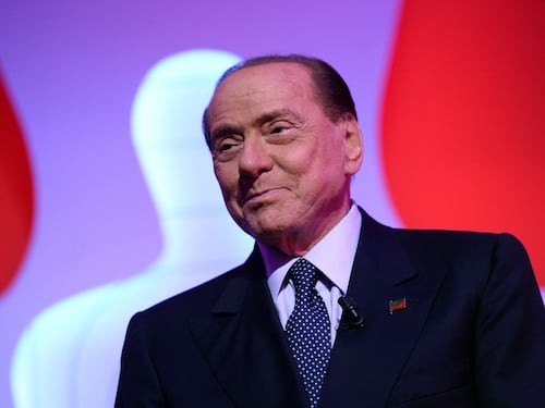 Berlusconi: "Il governo può durare solo per la voglia dello stipendio dei parlamentari"