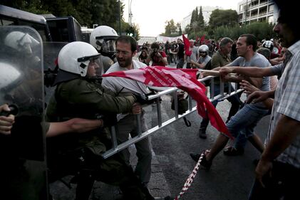 Atene, scontri tra polizia e manifestanti 3
