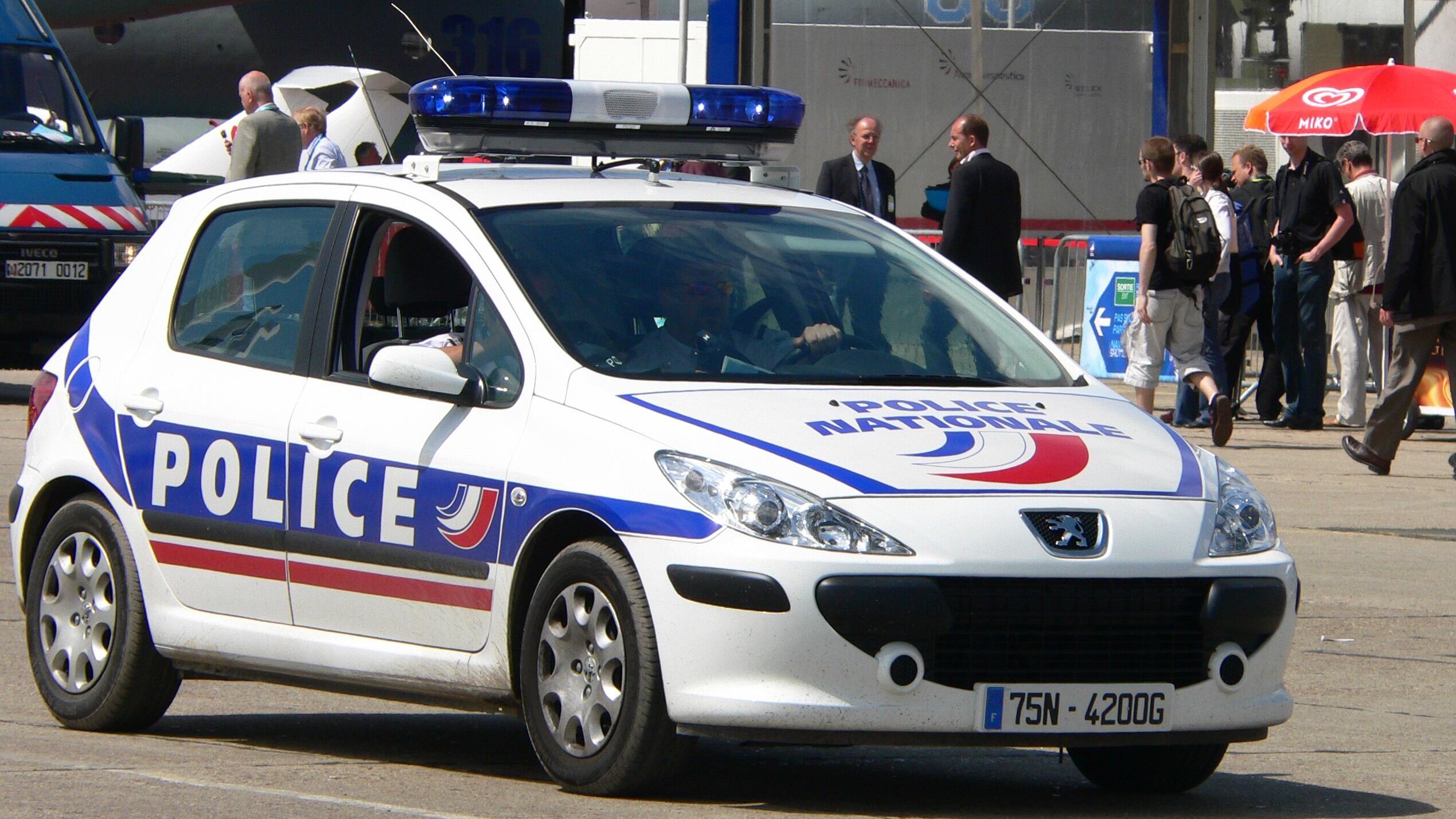 Parigi, girano con armi finte in aeroporto: panico e scalo chiuso