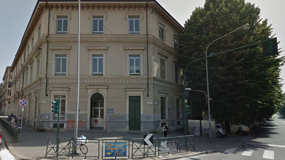 La scuola multiculturale di Torino e lo sfregio dei crocifissi fatti a pezzi