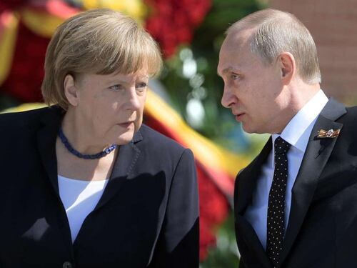 Il pragmatismo tedesco Frau Merkel da Putin: critiche ma dialogo aperto