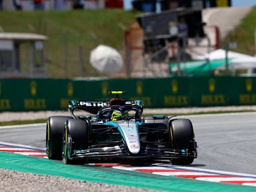F1, nelle libere di Barcellona Hamilton la spunta su Sainz. Leclerc finisce sesto