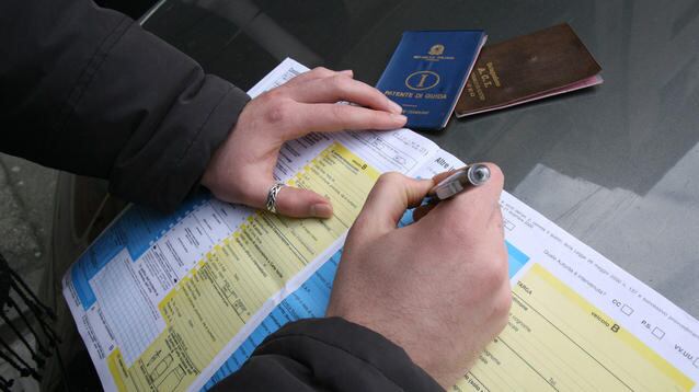 Avviso agli automobilisti: patente e libretto dovranno coincidere