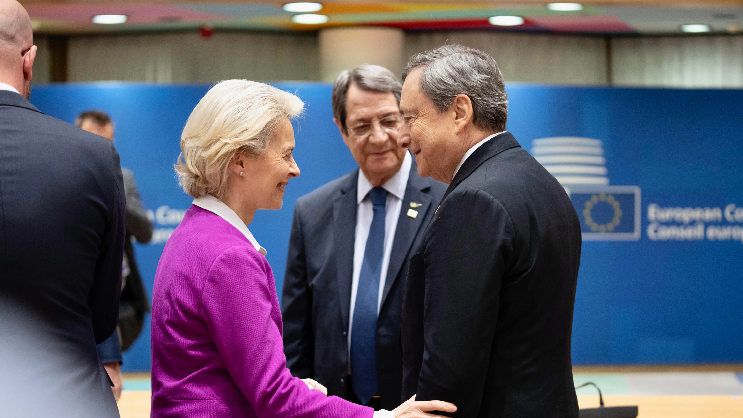 L'Ue trova l'intesa sullo stop all'import del petrolio russo. Ma è una decisione piena di eccezioni