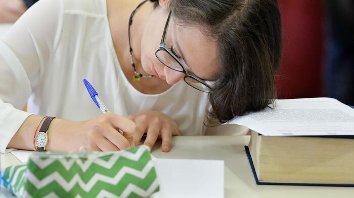 Scuola, il governo si arrende ai precari: "Un anno di supplenza sotto casa"