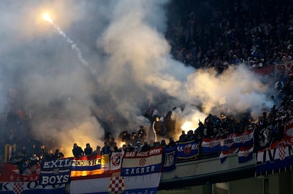 Fumogeni in campo, partita sospesa 6
