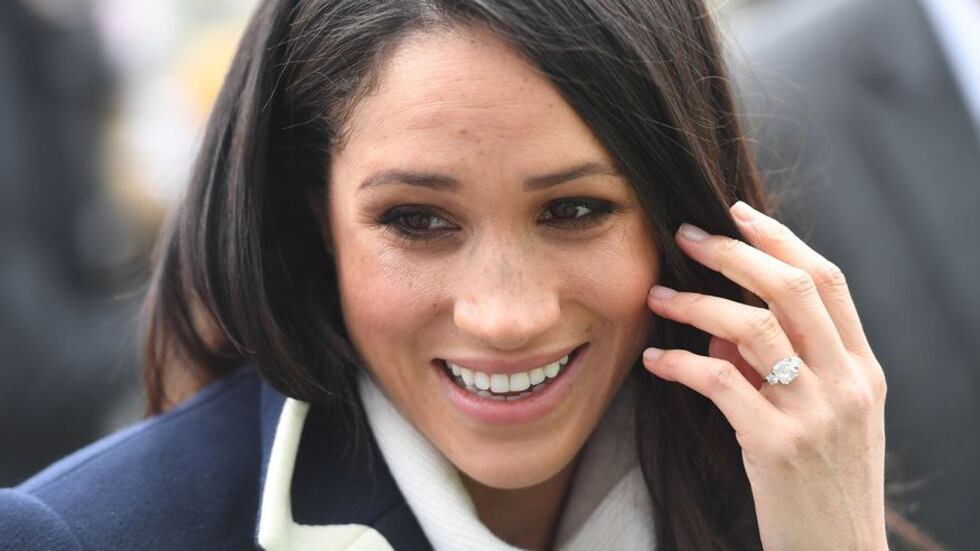 La Regina Elisabetta II concede a Meghan Markle di viaggiare sul treno reale