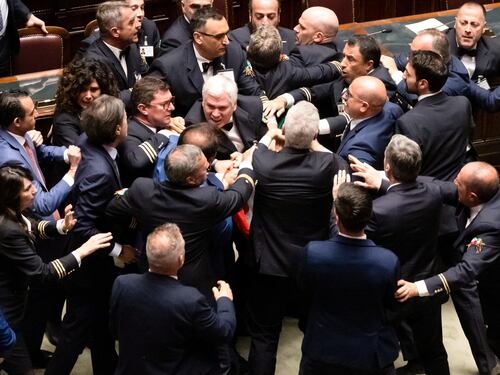 Rissa alla Camera, scattano le sanzioni: al leghista Iezzi 15 giorni di stop