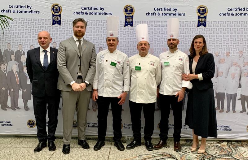 Nella foto, da sinistra: il Sommelier Fabio Mondini, Simone Ievoli (Director Italy and International Markets ITI), gli Chef Gianluca Tomasi, Carlo Bresciani, Marcello Zaccaria, e Valerie Lavalle (Head of Sales ITI)