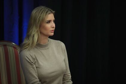 Ivanka Trump elegante in rosso: i bimbi giocano con la gonna 5