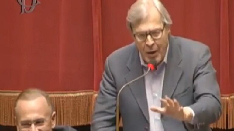 M5S, Sgarbi: “Voterò la legge mentre voi precipitate”