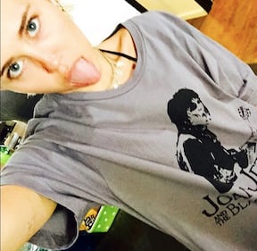 Miley Cyrus in mini-bikini su Instagram 4