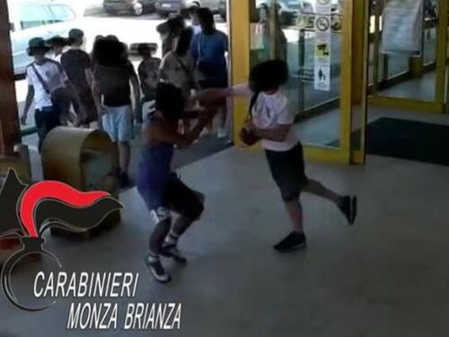 Uno sguardo di troppo: dopo calci e pugni, un 15enne viene accoltellato