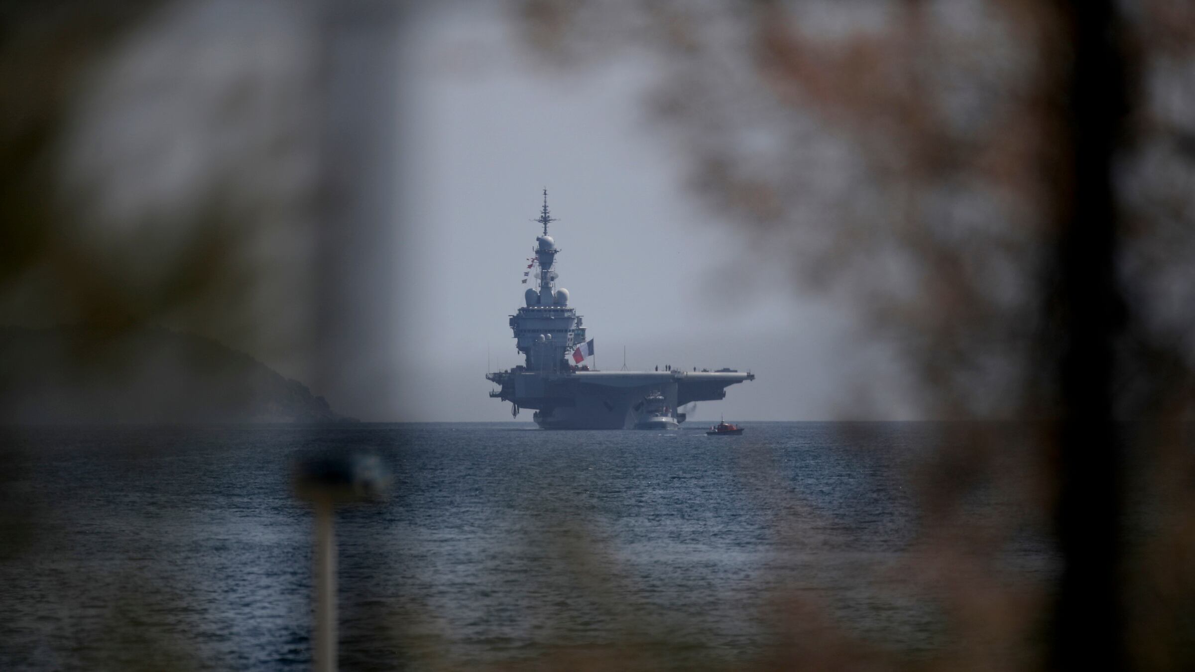 Droni sulla Charles de Gaulle e petroliere sospette: giallo sulla doppia mossa russa