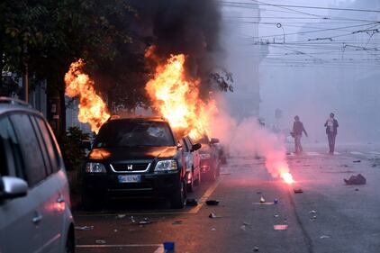Così i black bloc bruciano la città 8