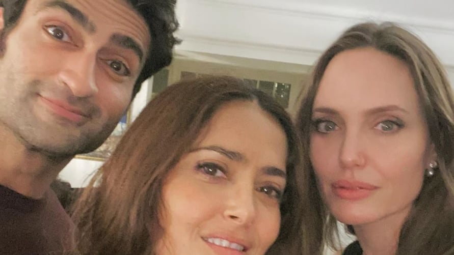 Angelina Jolie a sorpresa sui social: la foto con Salma Hayek è virale
