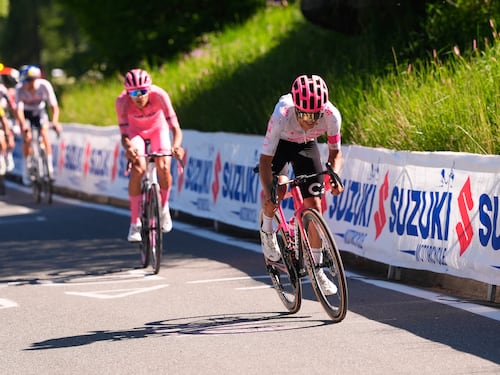 Giro d’Italia, Del Toro risponde alla grande a Carapaz. A Champoluc vince Prodhomme