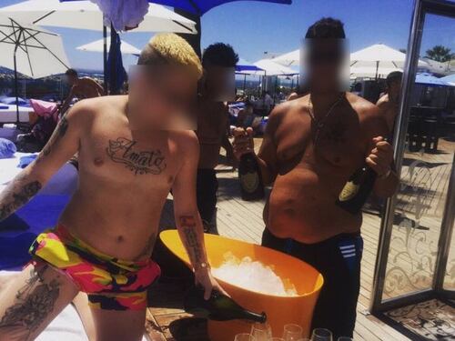 Il baby boss con il nome del clan tatuato sul petto, foto con Ferrari e Rolex