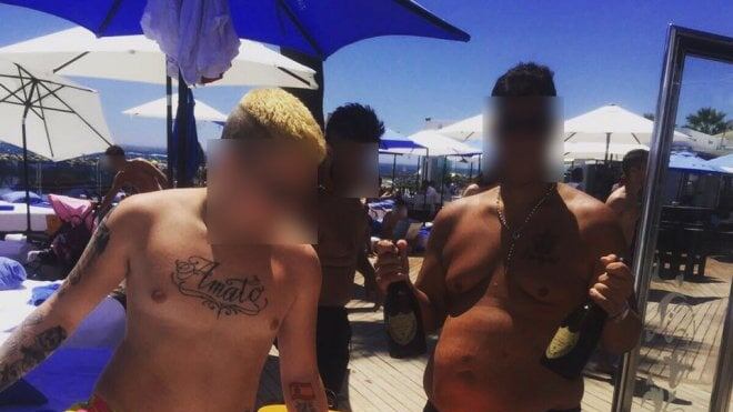 Il baby boss con il nome del clan tatuato sul petto, foto con Ferrari e Rolex