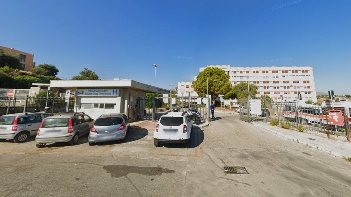 Termini Imerese, anziana curata e dimessa dall'ospedale cade dalla barella e muore nell'ambulanza che la riportava a casa
