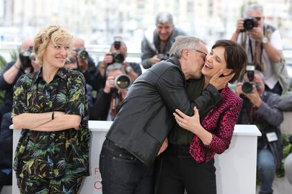 Bacio saffico al Festival di Cannes tra Valeria Bruni Tedesci e Juliette Binoche 4