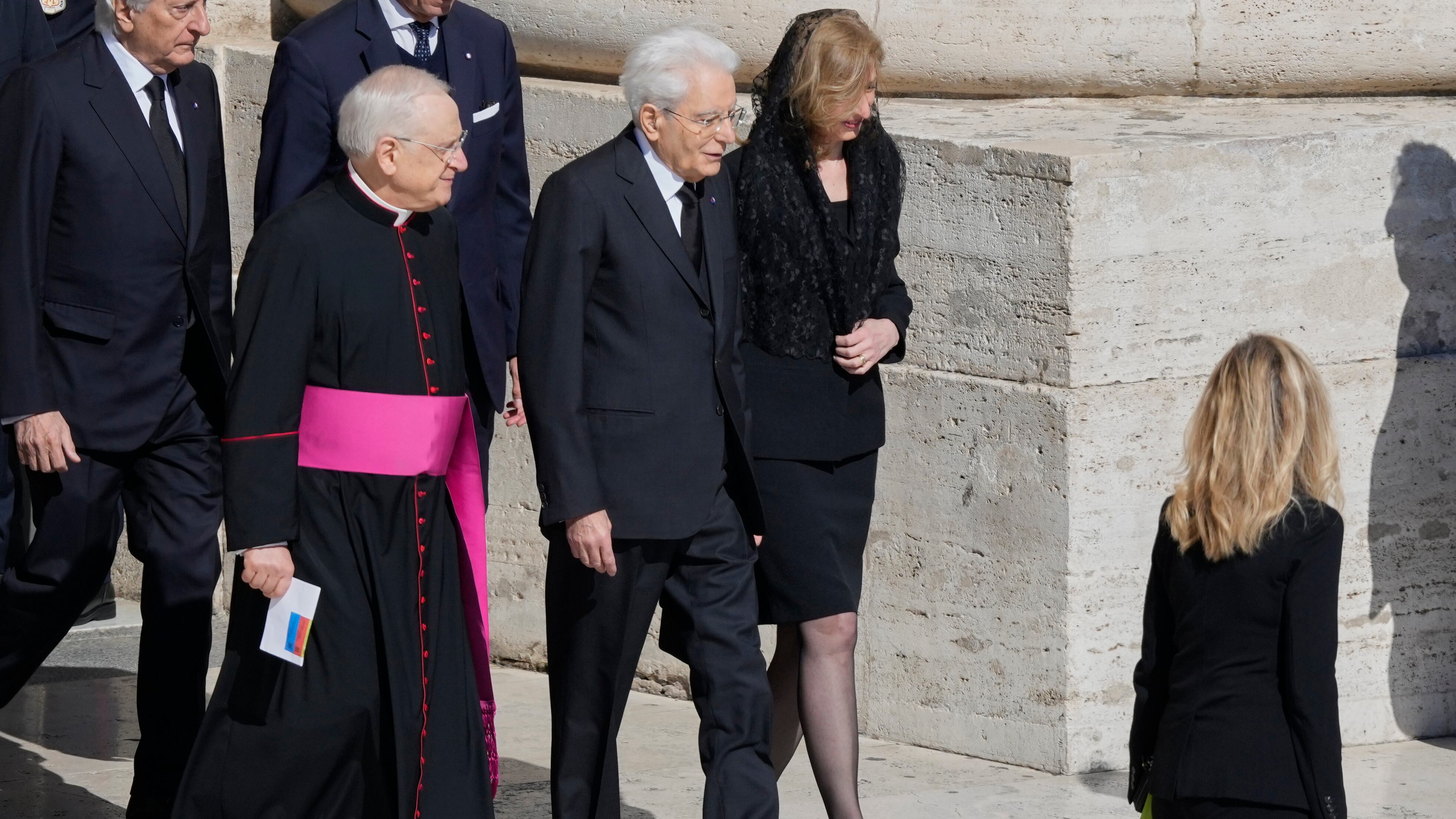 La visita di Mattarella alla tomba di papa Francesco