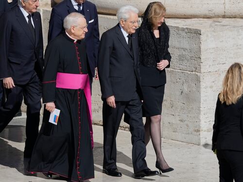 La visita di Mattarella alla tomba di papa Francesco