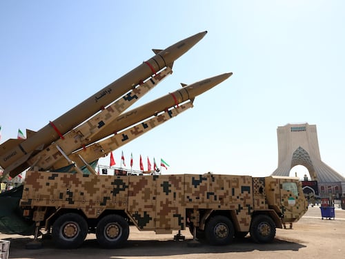 Massicci bombardamenti Usa contro Teheran. Trump: “Finiremo l’Iran molto presto”