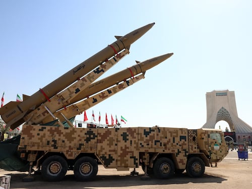 L’Iran colpisce le basi Usa con una precisione mai vista: il mistero degli occhi invisibili e la pista cinese