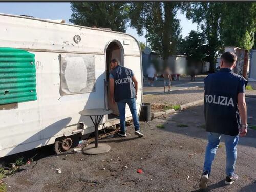 Giallo sullo stupro al campo rom: i medici non confermano il racconto della 14enne