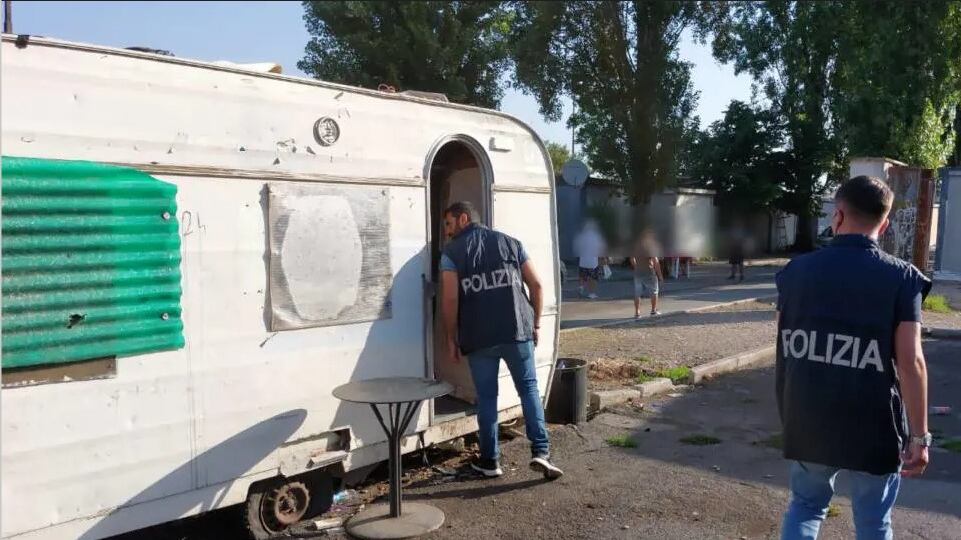 Giallo sullo stupro al campo rom: i medici non confermano il racconto della 14enne