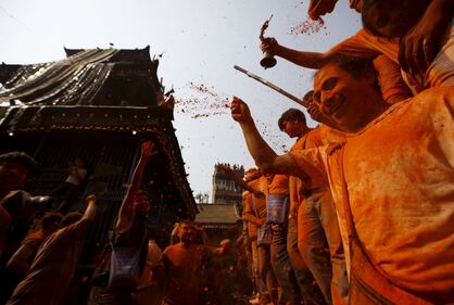 Polvere rossa, canti e balli: il Nepal celebra la primavera 20