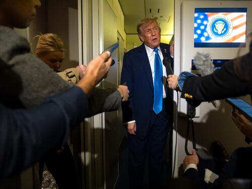Trump contro Macron: "Dice il falso e sbaglia sempre, che lo faccia di proposito o per errore"