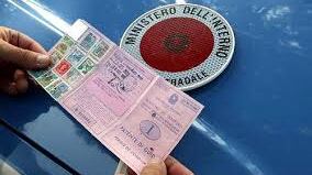 Guida senza patente e poi sfida la polizia: "Ho preso i 338 km/h"