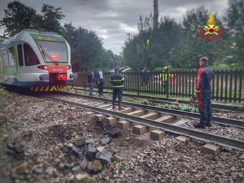 Maltempo, danni in tutto il Nord. In Lombardia treno fermato a pochi metri da voragine