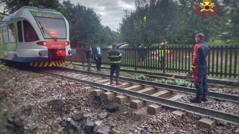 Maltempo, danni in tutto il Nord. In Lombardia treno fermato a pochi metri da voragine
